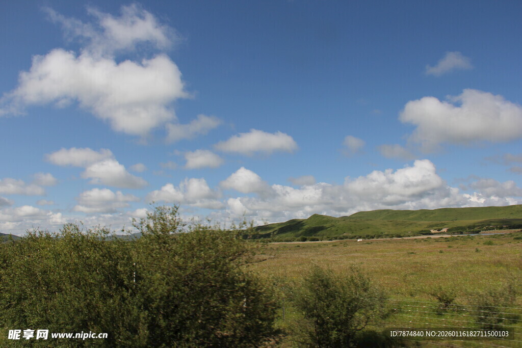蓝天绿野间的自然美景