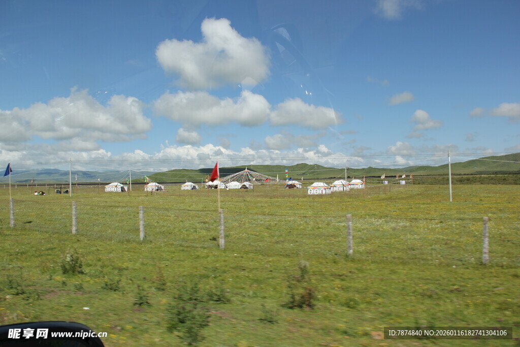 草原上的帐篷与蓝天白云