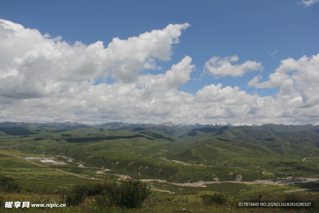 辽阔山野间的蓝天白云