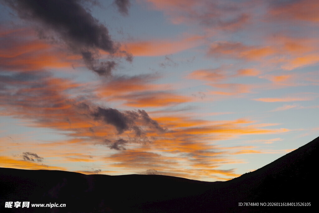 黄昏时分的绚丽天空