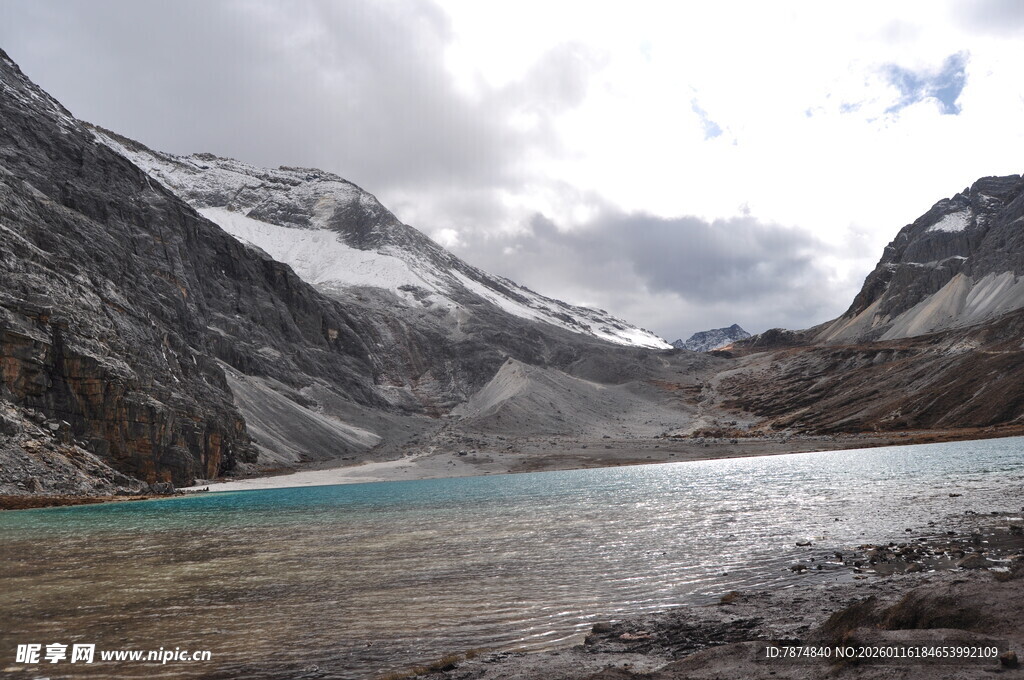 高山蓝湖壮丽自然风光