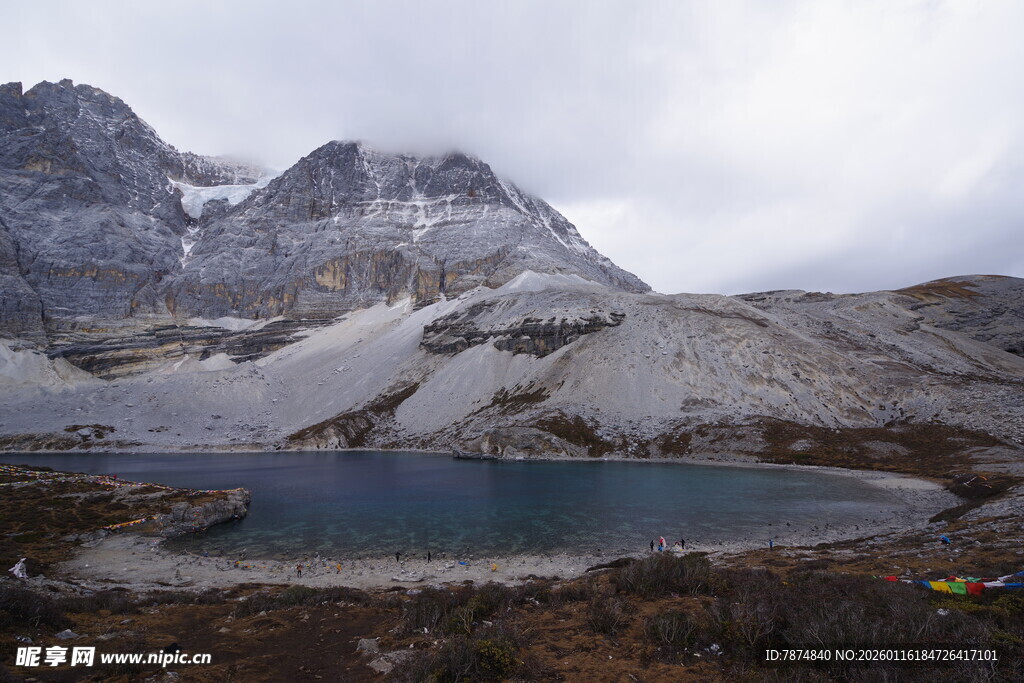 雪山下的静谧湖泊