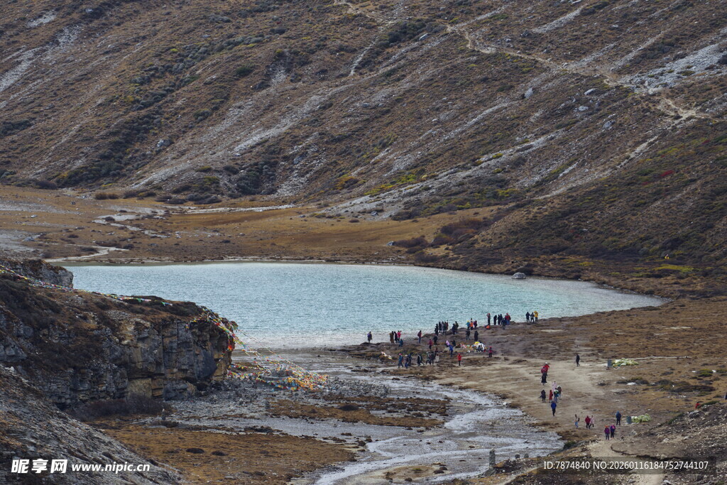 山间湖泊旁的徒步之旅