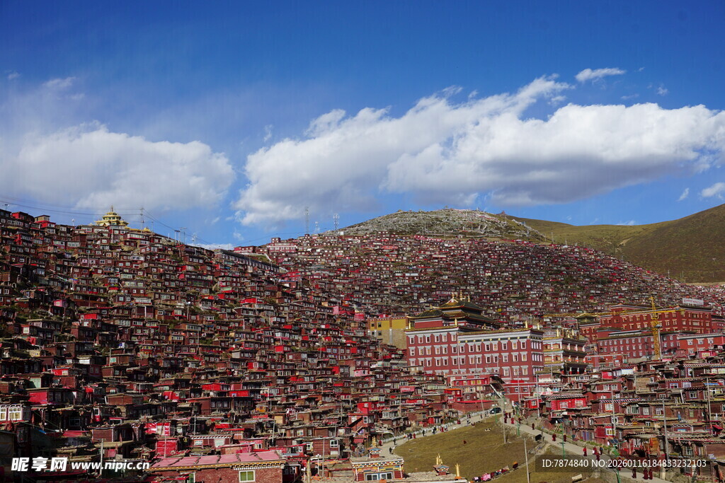 大型户外集会现场人群壮观