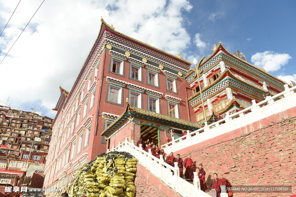 藏式建筑前的红衣僧人