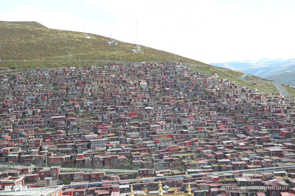 景区停车场车辆密集景象