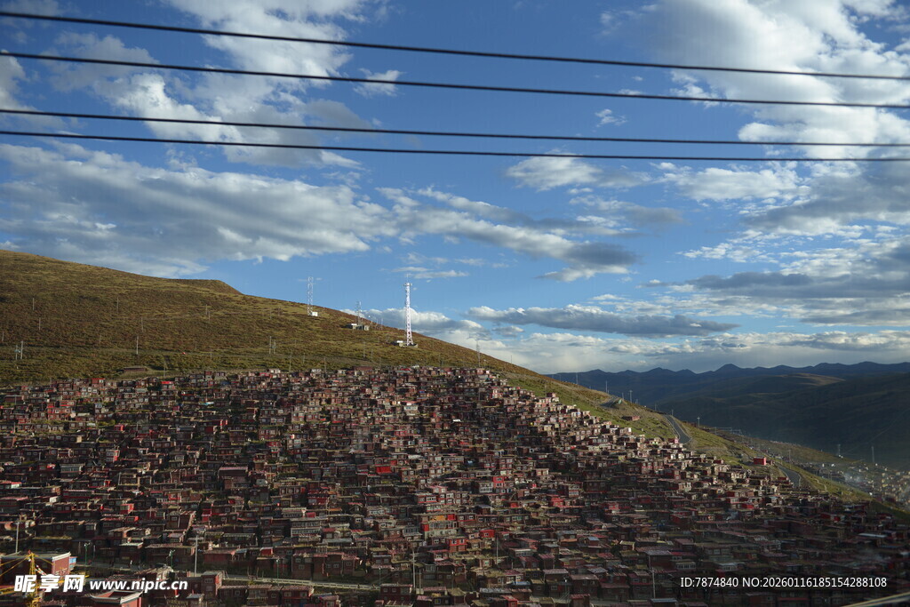 山间美景 蓝天白云下的风光
