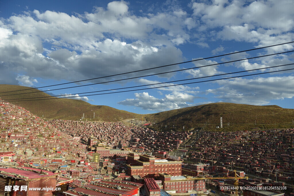 山坡上多彩建筑与蓝天白云