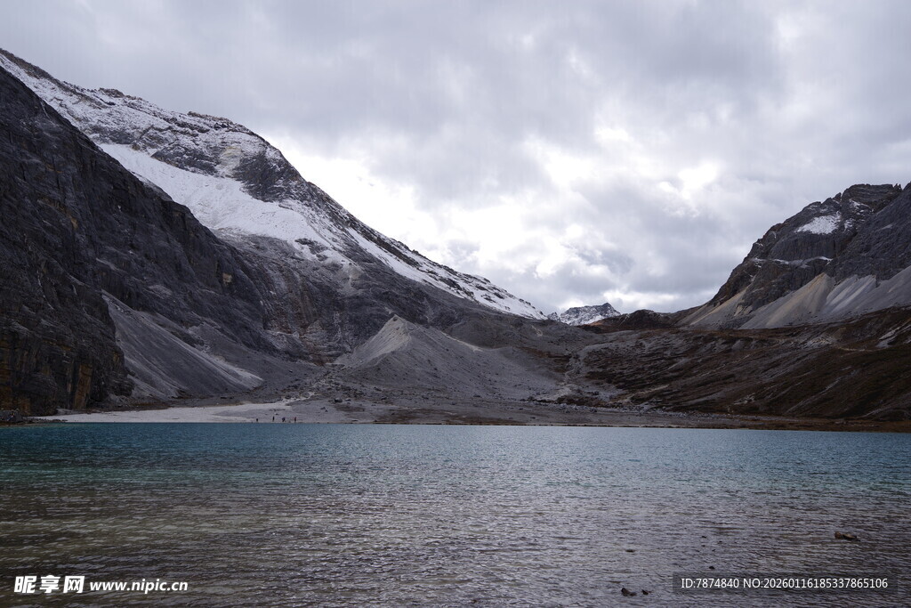 雪山下的静谧湖泊
