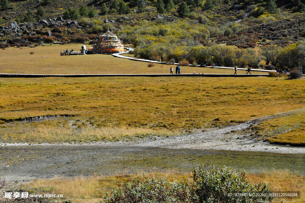 秋日草原河畔的静谧风光