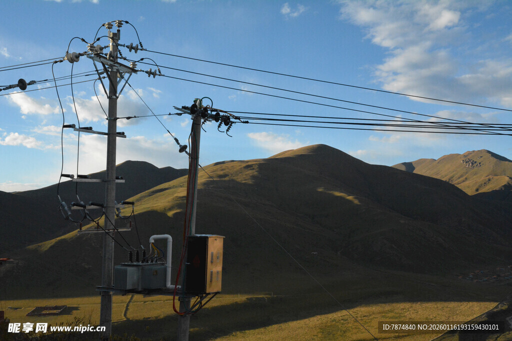 山间电力设施与壮丽风景