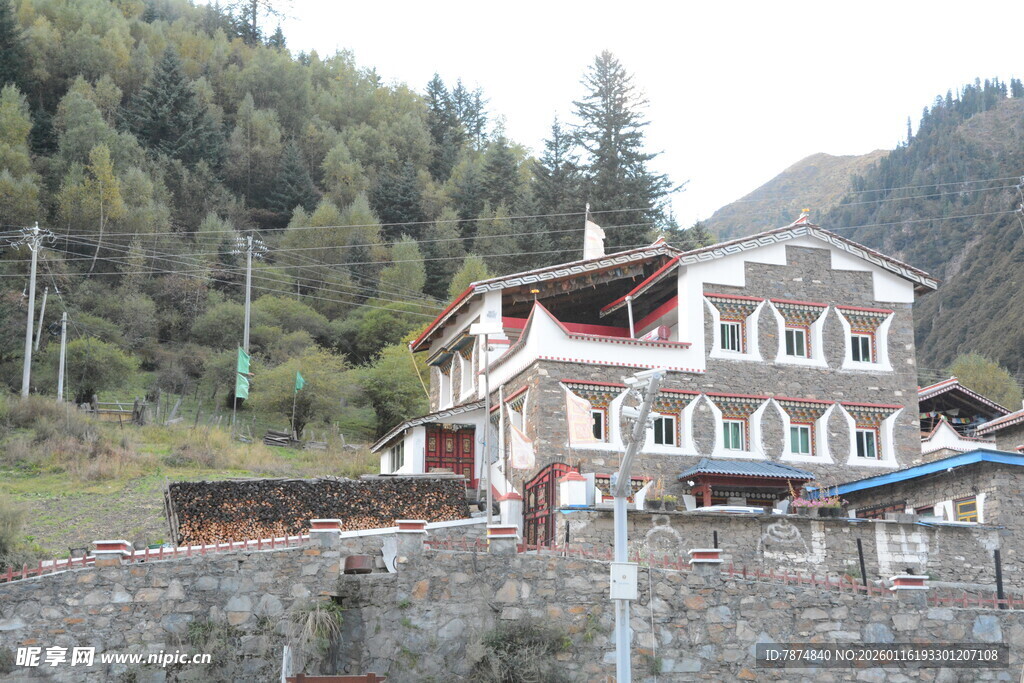 山间藏式风格美丽民居