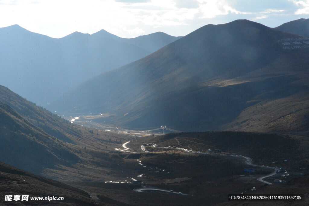 山谷间蜿蜒公路的壮美风光