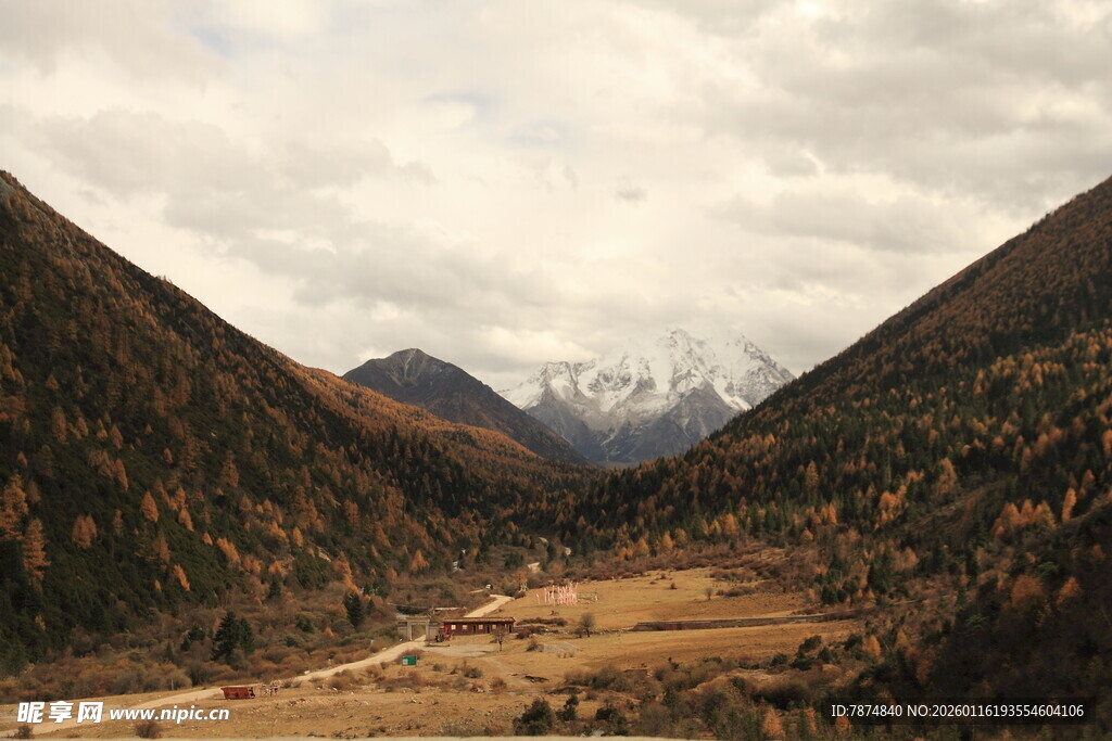 山谷秋色 远山云雾缭绕
