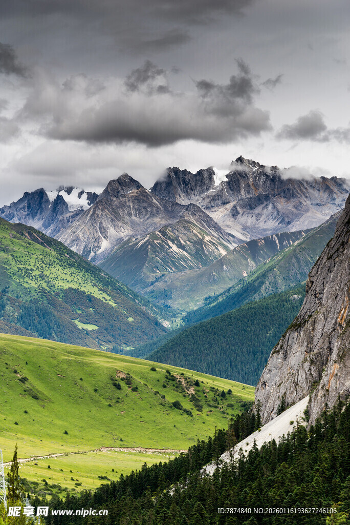 壮丽山峦间的绿野风光