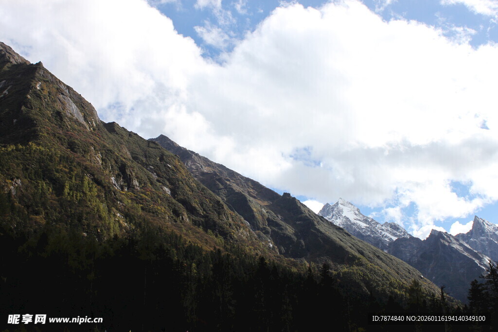 壮丽高山与蓝天白云美景