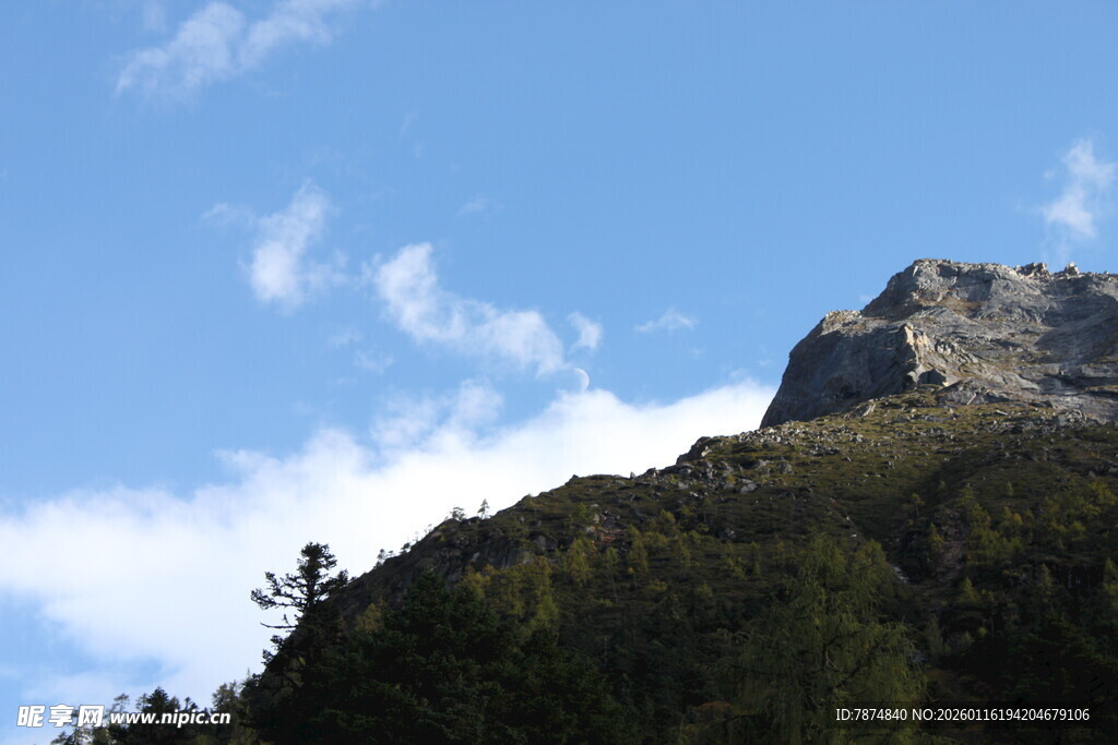 巍峨山峦映蓝天