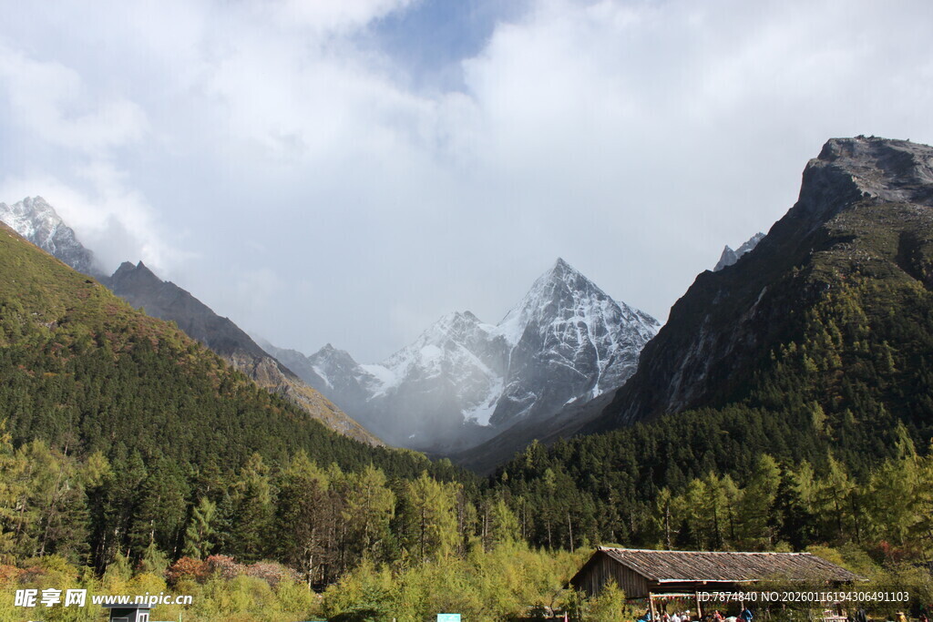 山间美景 云雾缭绕的山谷