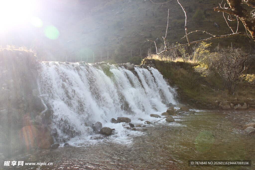 山间小瀑布 阳光洒水流