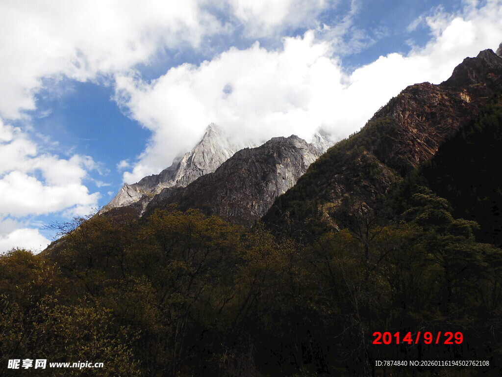 巍峨山峰与蓝天白云