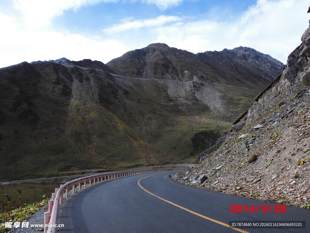 蜿蜒山间公路美景