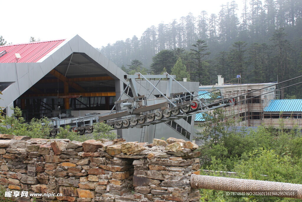 山间特色建筑与自然景观