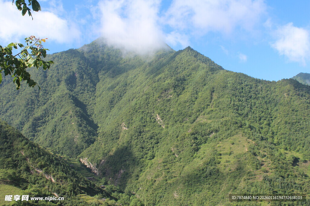 青山云雾间的壮美山景