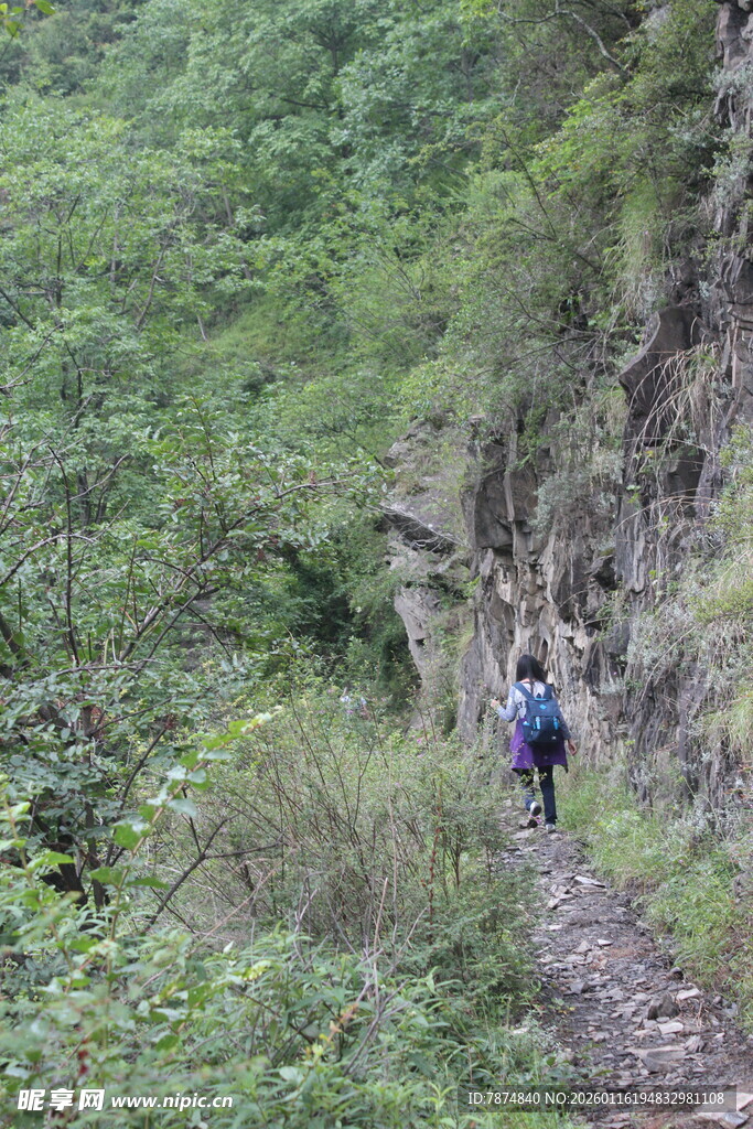 徒步者穿行于山间小径