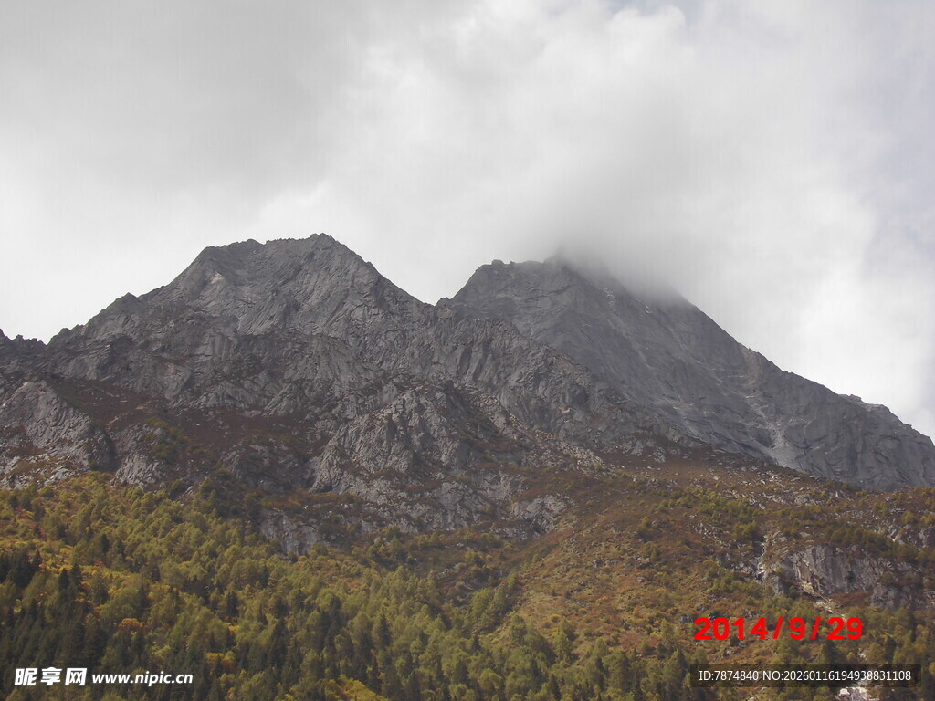 云雾缭绕的壮丽山峰