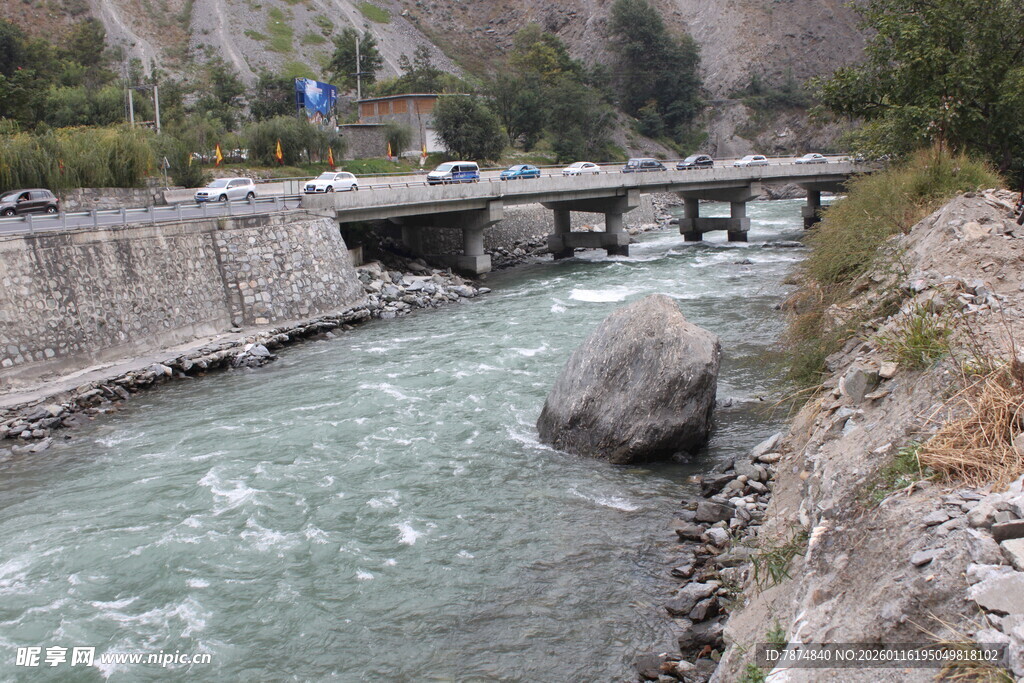 山间河流上的车辆通行桥