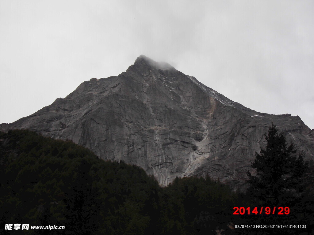 云雾缭绕的巍峨山峰