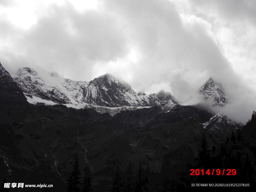 云雾缭绕的雪山美景