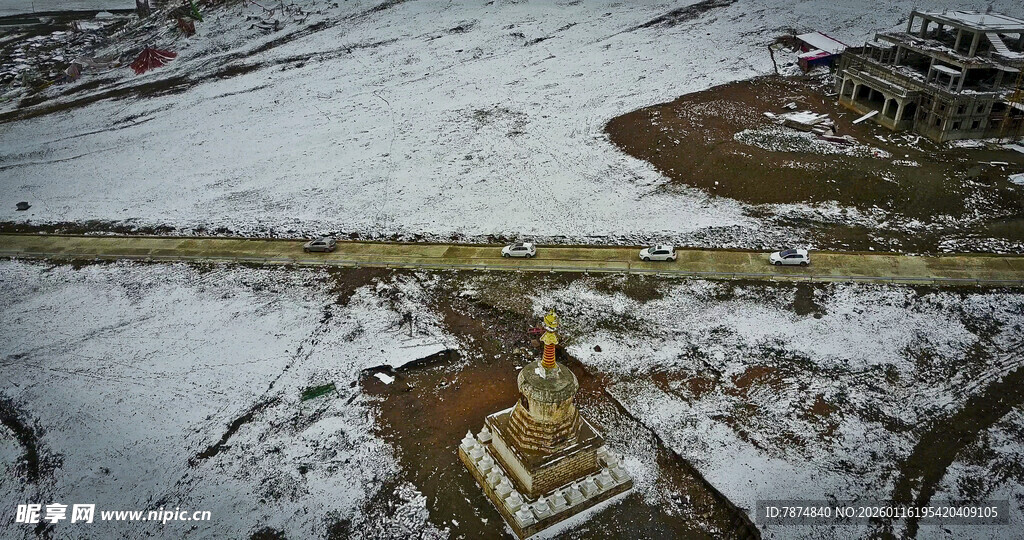 雪覆桥梁及周边景观