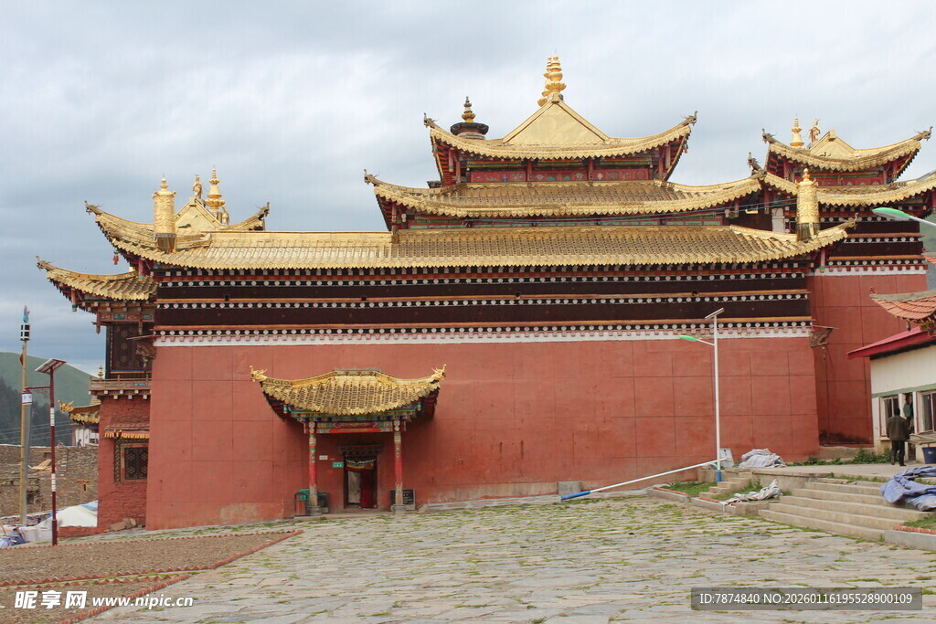 藏式金顶红墙寺庙建筑