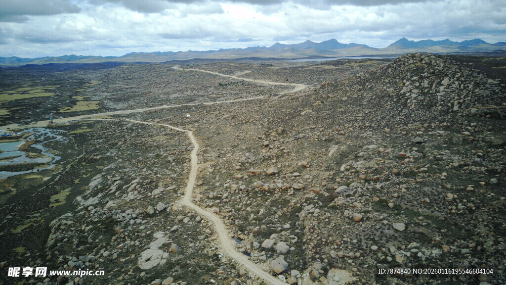 蜿蜒小路穿行于广袤荒原