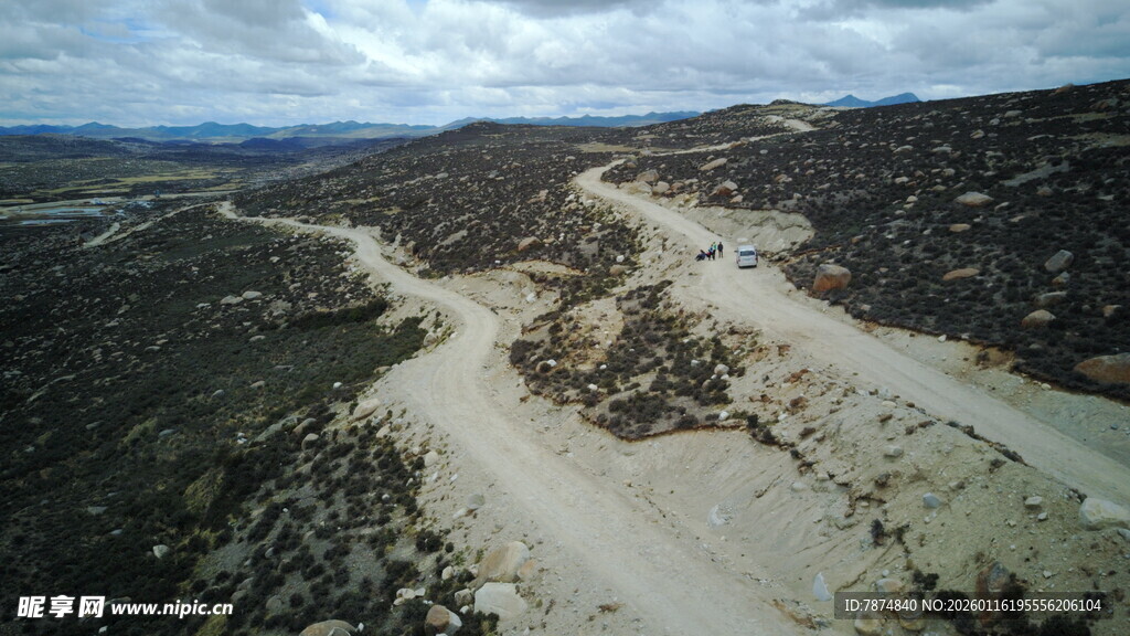 蜿蜒山间土路俯瞰景象