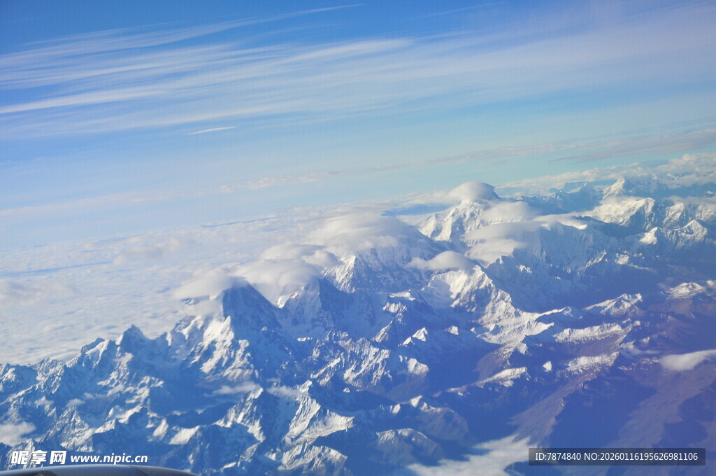 高空俯瞰壮丽雪山景观