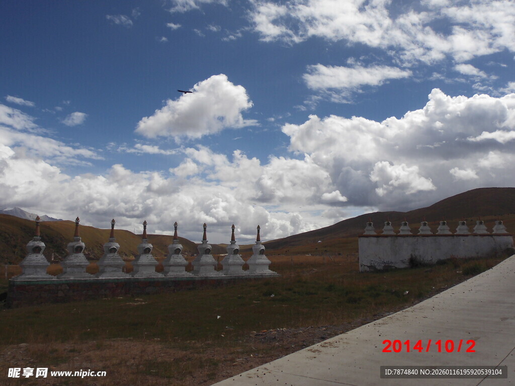 草原上的白色建筑景观
