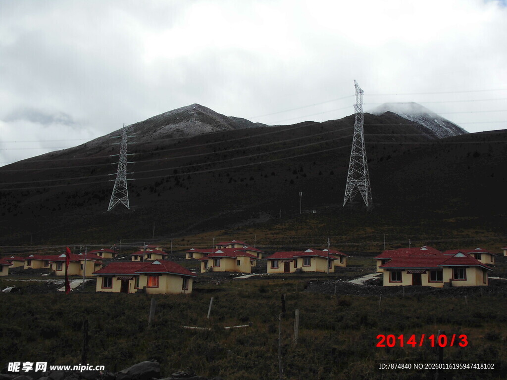 山间村落与高耸电塔
