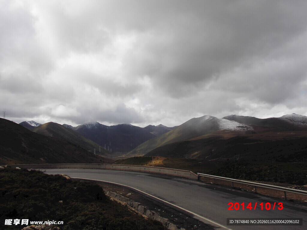 蜿蜒公路于云雾山间穿行