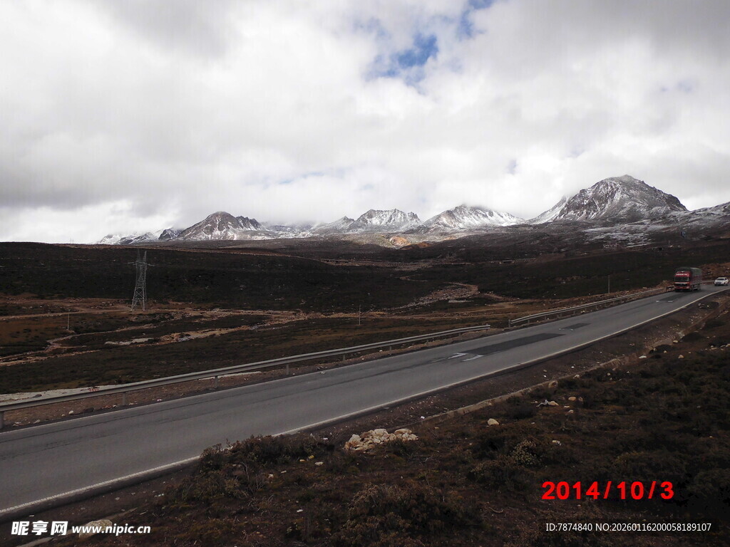 公路旁雪山美景