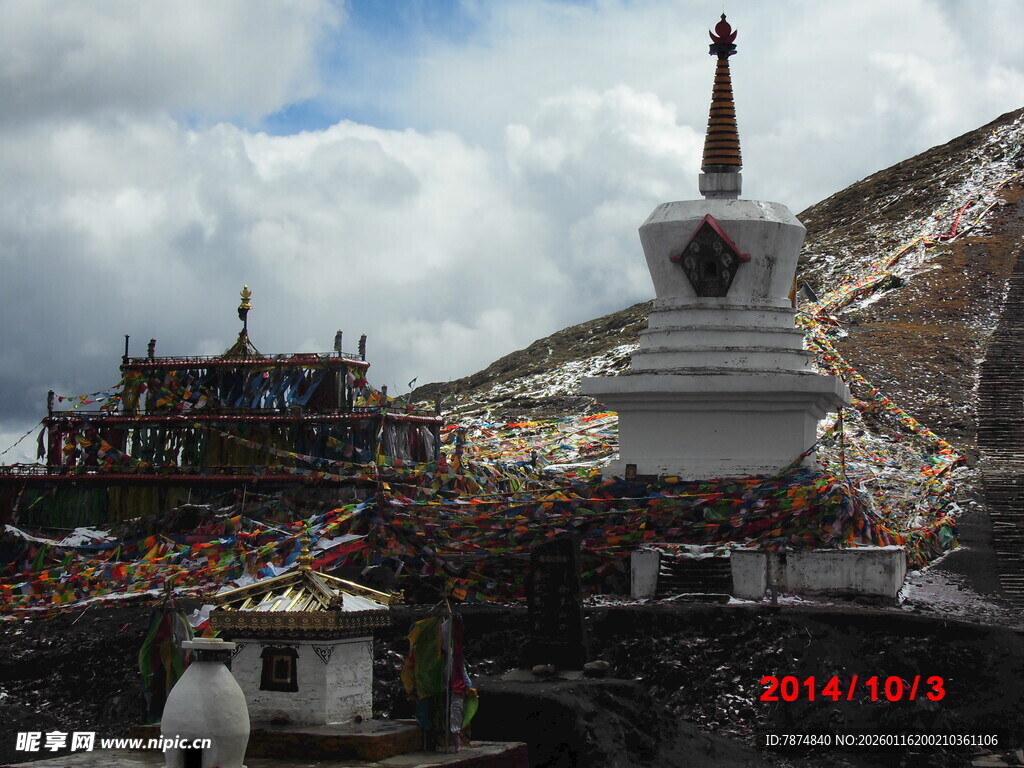 藏地白塔与经幡景观
