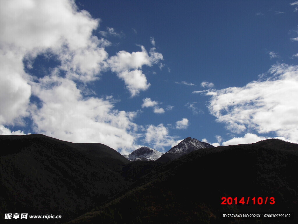 蓝天白云下的巍峨山脉