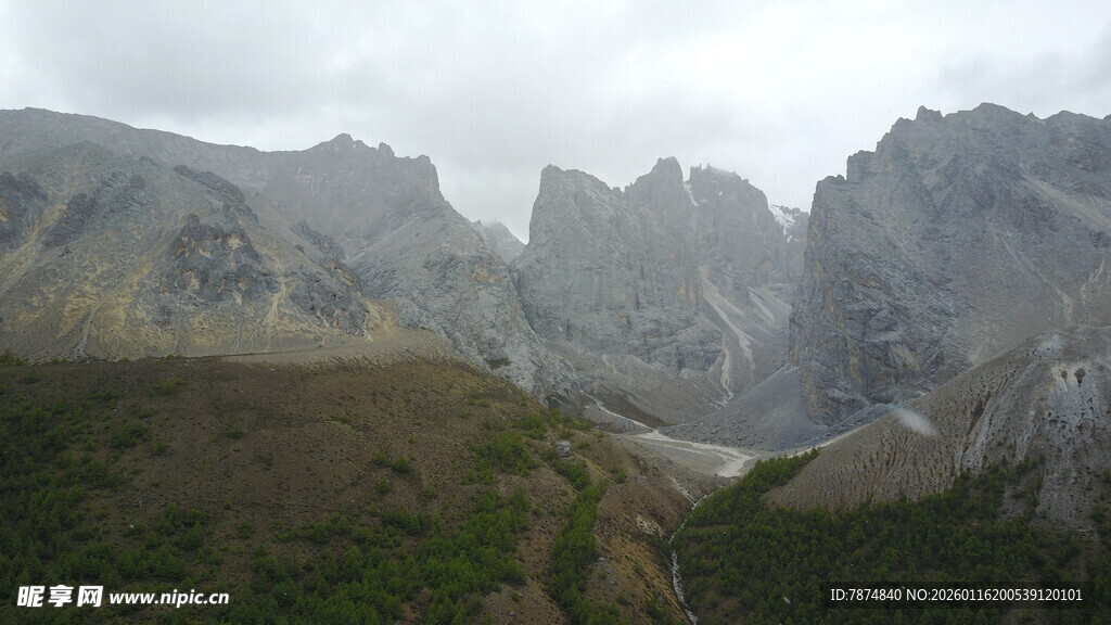 云雾缭绕的壮丽山景