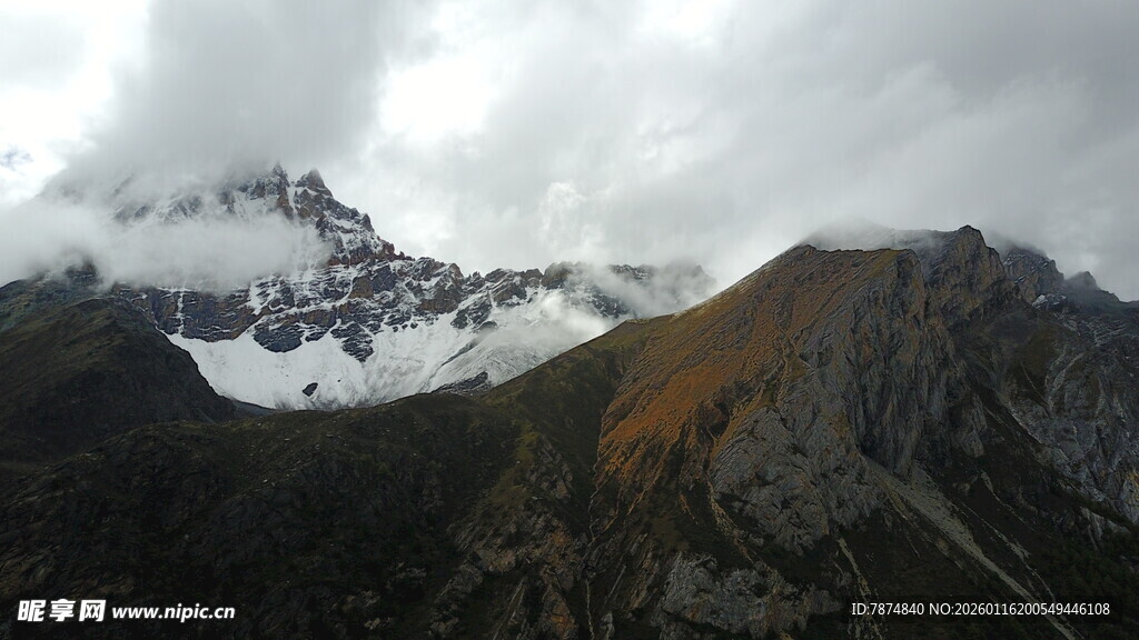 云雾缭绕的壮丽山峰