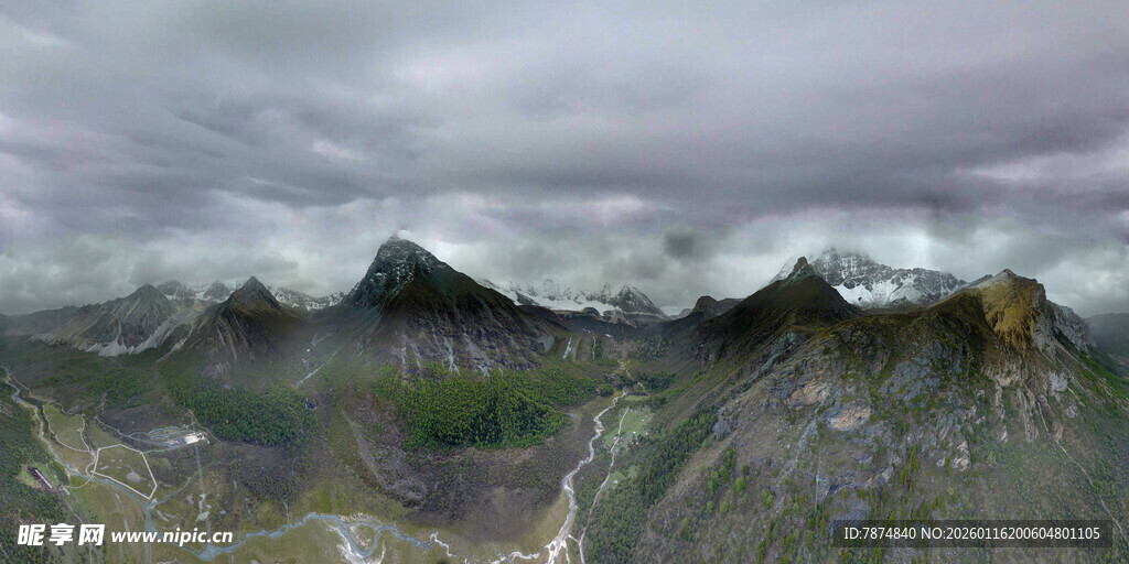 云雾缭绕的壮丽山峦