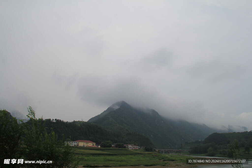 云雾缭绕的山间田园景色
