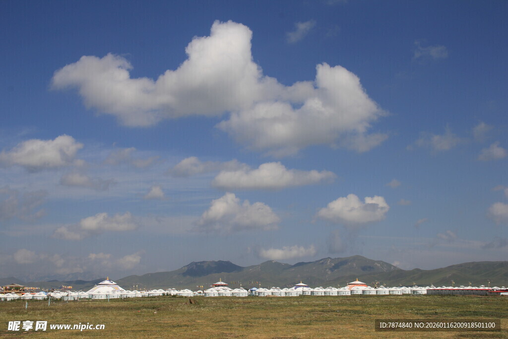 草原上的帐篷与蓝天白云