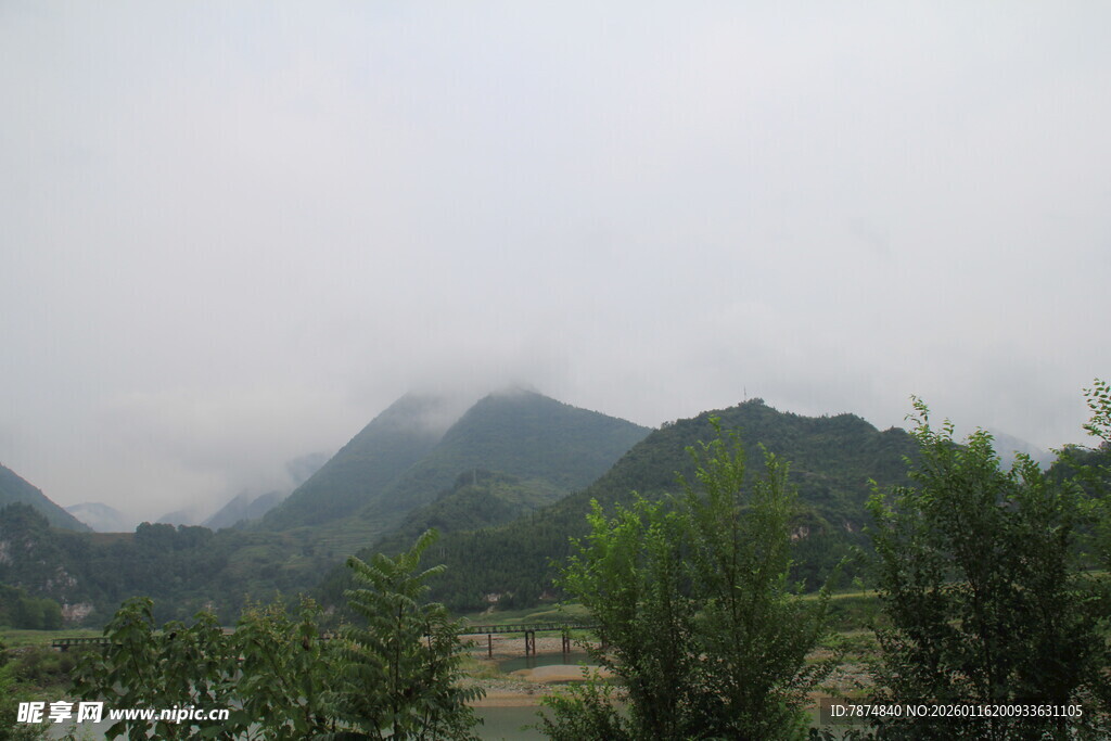 山间云雾缭绕的秀丽景色