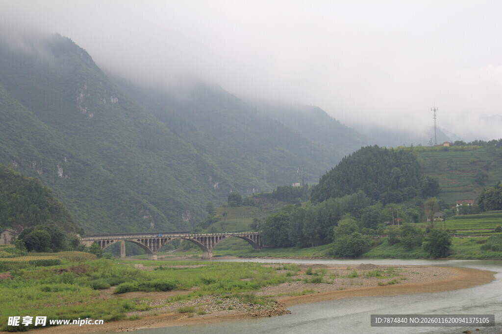 山间云雾缭绕的宁静景致